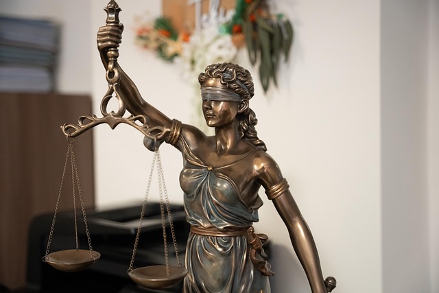lawyerlawjusticecoutroompolice-640x480-99671920.jpeg